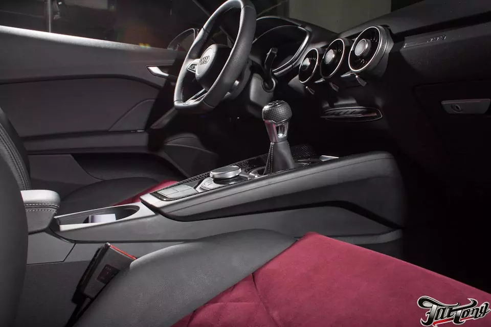 Audi TT. Установка подогрева сидений, пошив центральных частей сидений в алькантару.